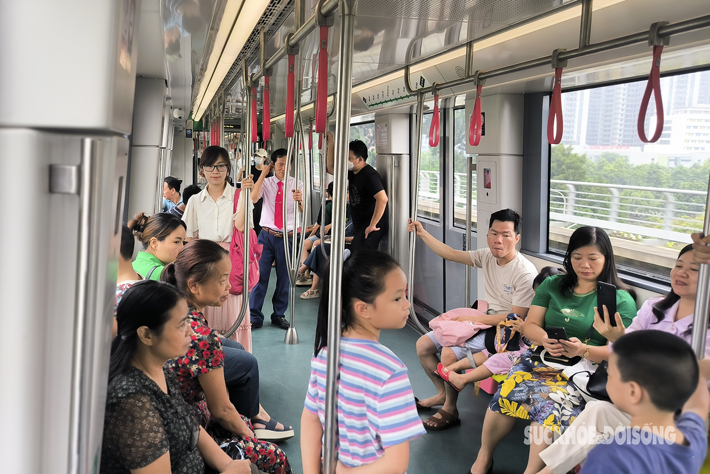 Hết miễn phí, hành khách vẫn chen nhau trải nghiệm tuyến metro Nhổn - Ga Hà Nội- Ảnh 2.