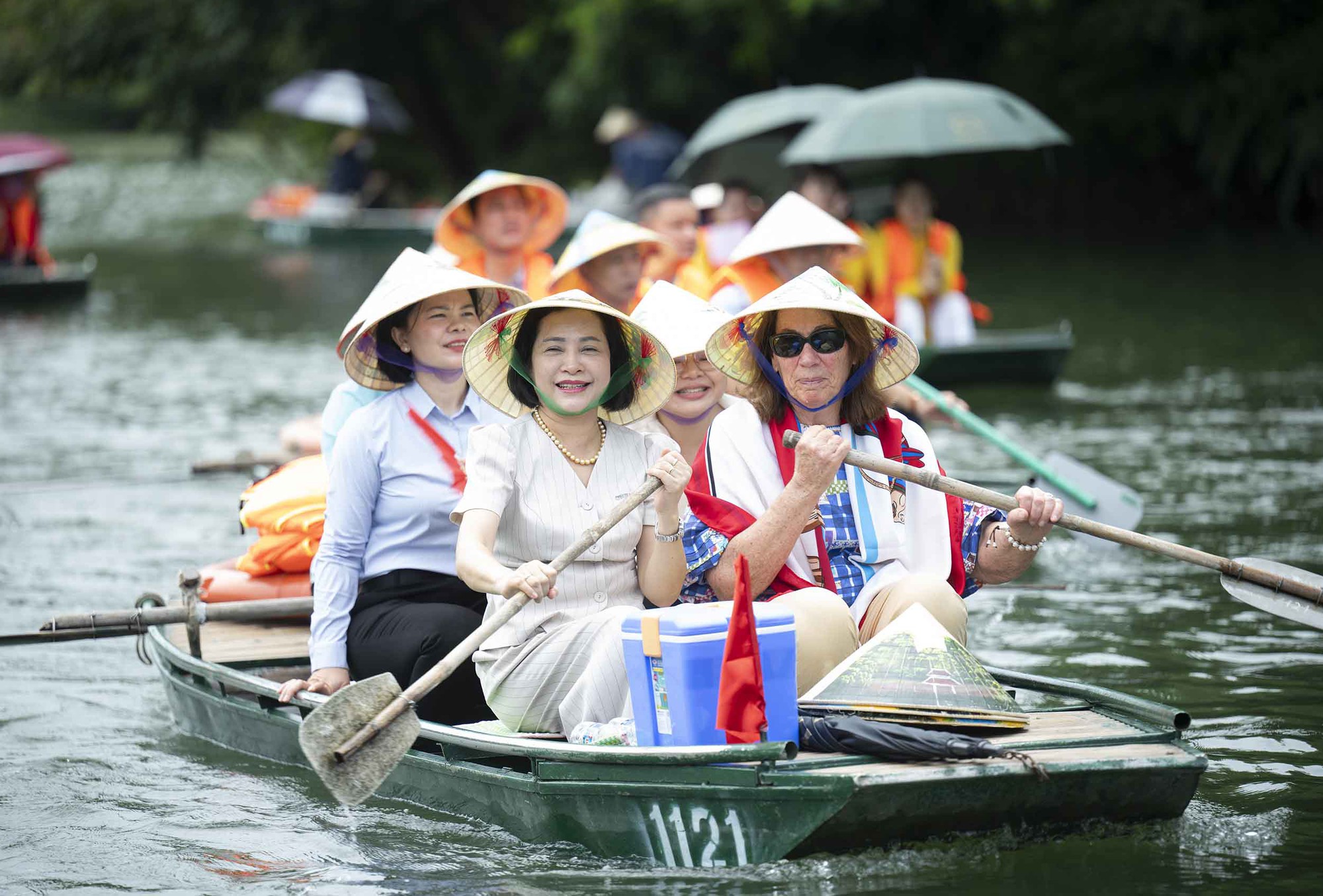 Chủ tịch Thượng viện Australia đội nón lá, chèo thuyền tham quan Quần thể danh thắng Tràng An- Ảnh 8.