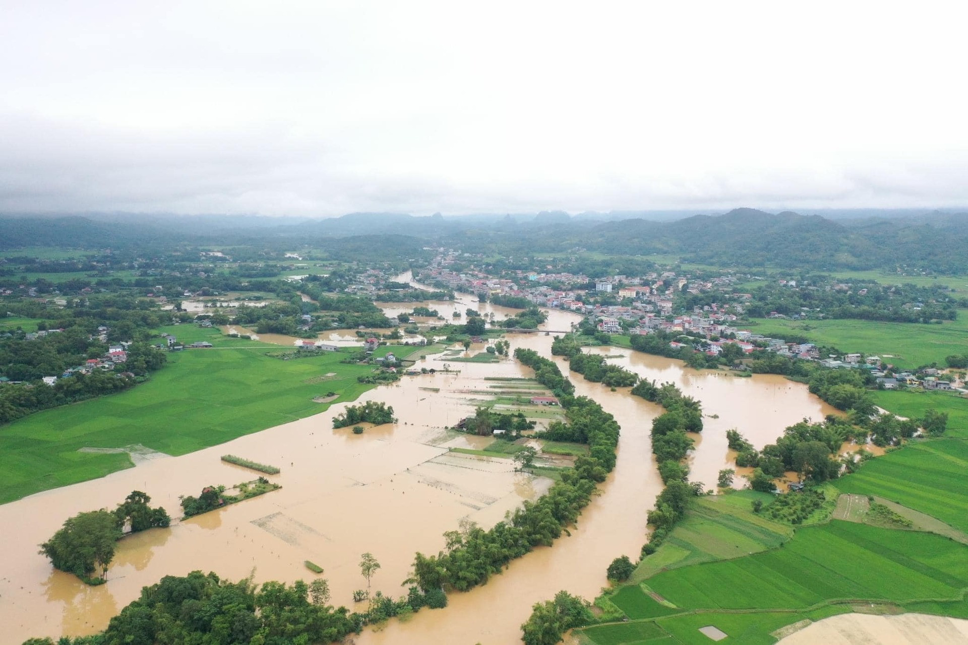 Cao Bằng mưa 4 ngày tầm tã, nhiều tuyến đường bị chia cắt do sạt lở- Ảnh 3.