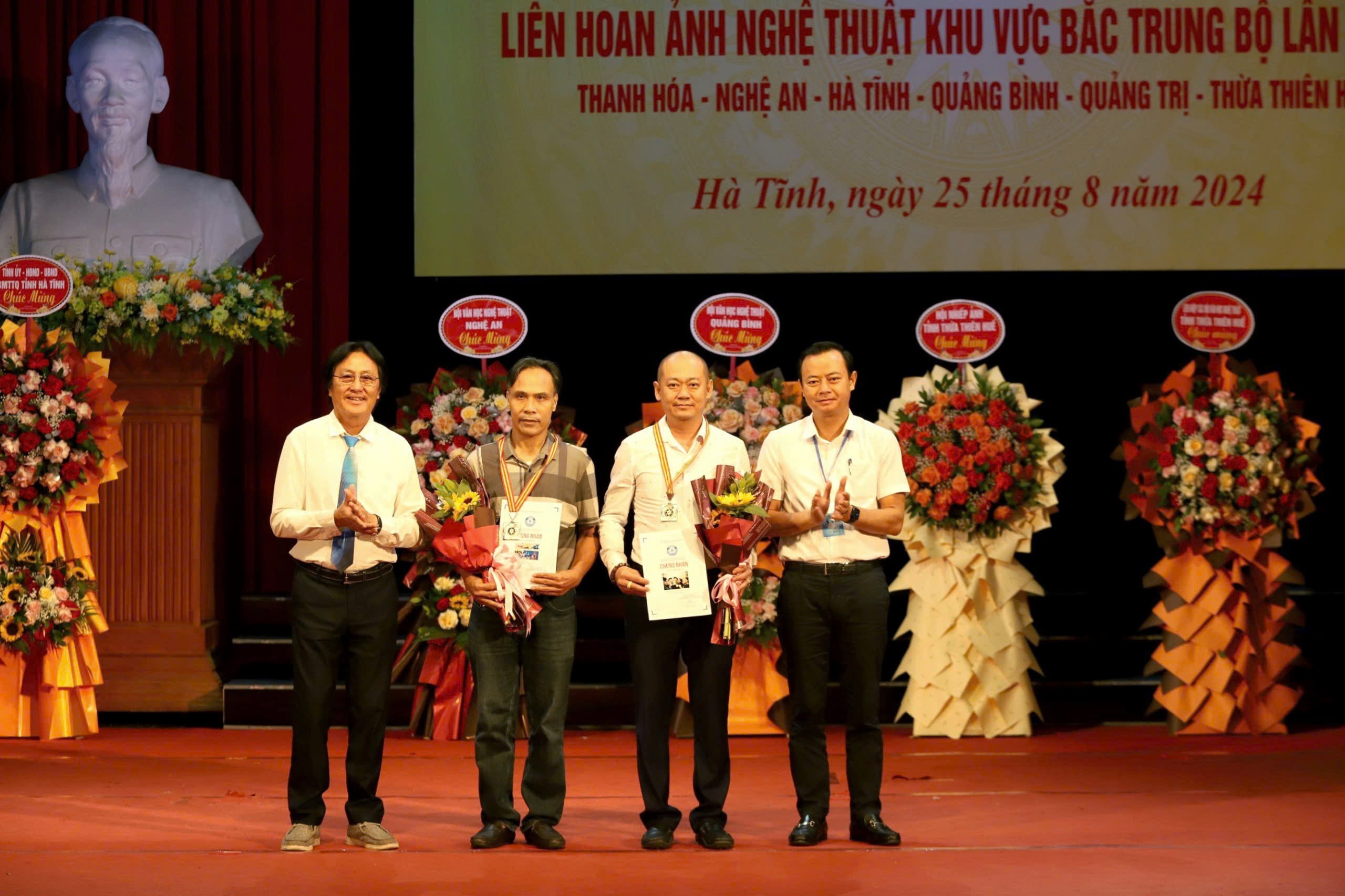 Tác phẩm 'Cho đi là còn mãi' đoạt huy chương vàng Liên hoan Ảnh nghệ thuật Bắc Trung Bộ- Ảnh 4.