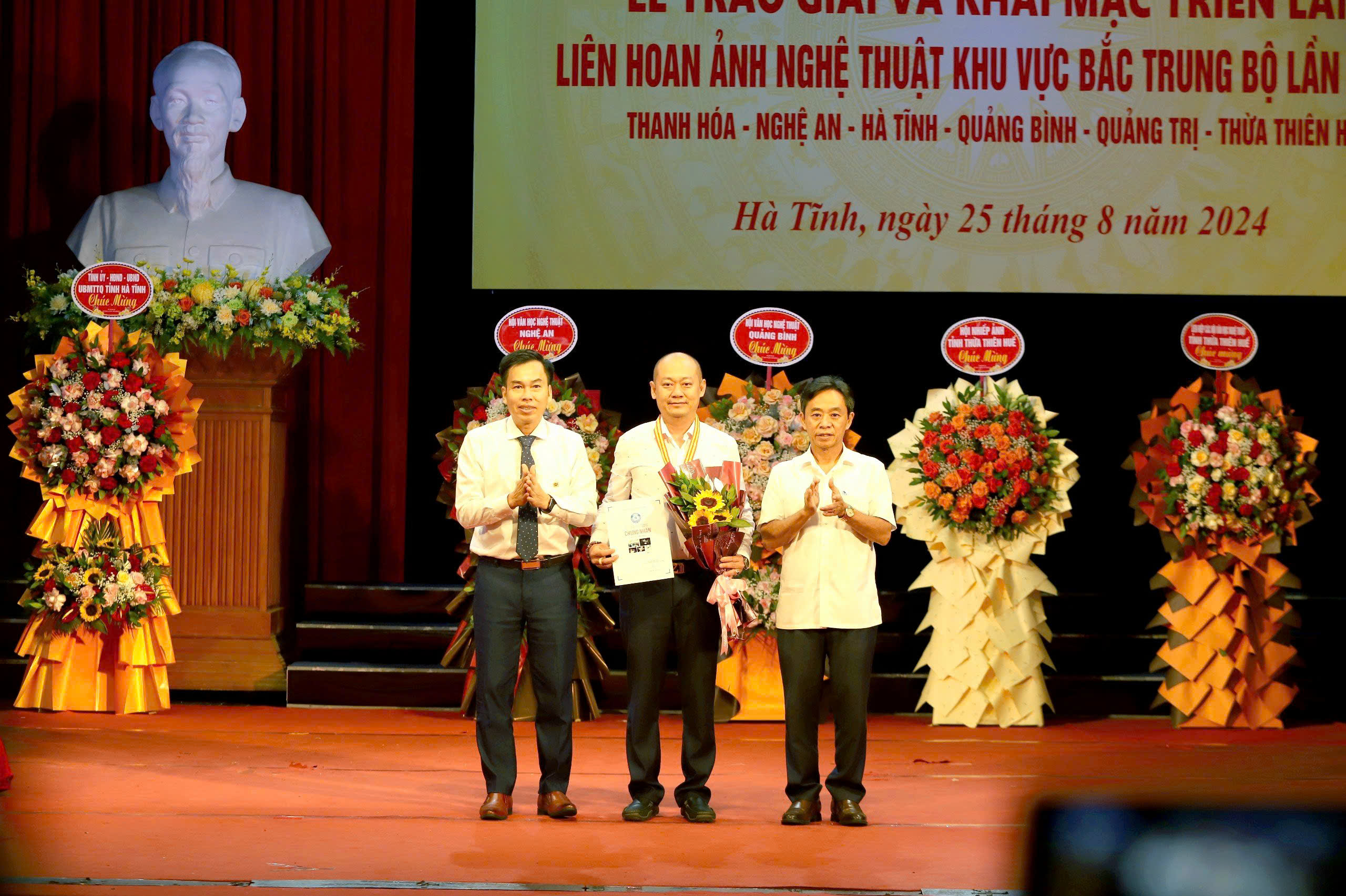 Tác phẩm 'Cho đi là còn mãi' đoạt huy chương vàng Liên hoan Ảnh nghệ thuật Bắc Trung Bộ- Ảnh 3.