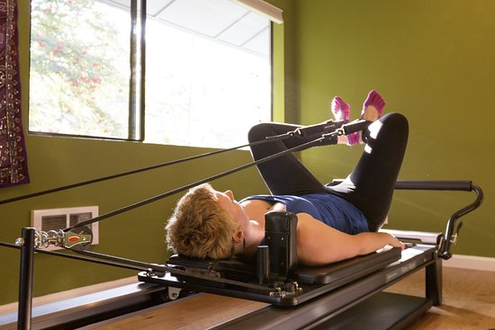 Bài tập pilates giúp chân thon, thẳng tắp- Ảnh 2.