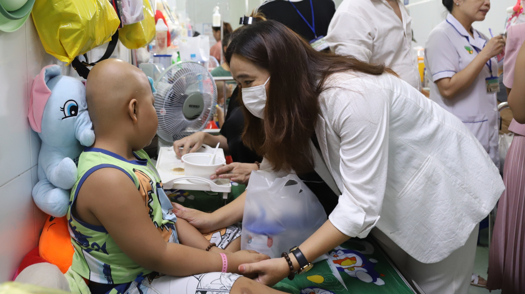 Báo Sức khỏe & Đời sống cùng Nutricare tiếp sức cho các 'chiến binh nhí' Bệnh viện Nhi đồng 2- Ảnh 4.