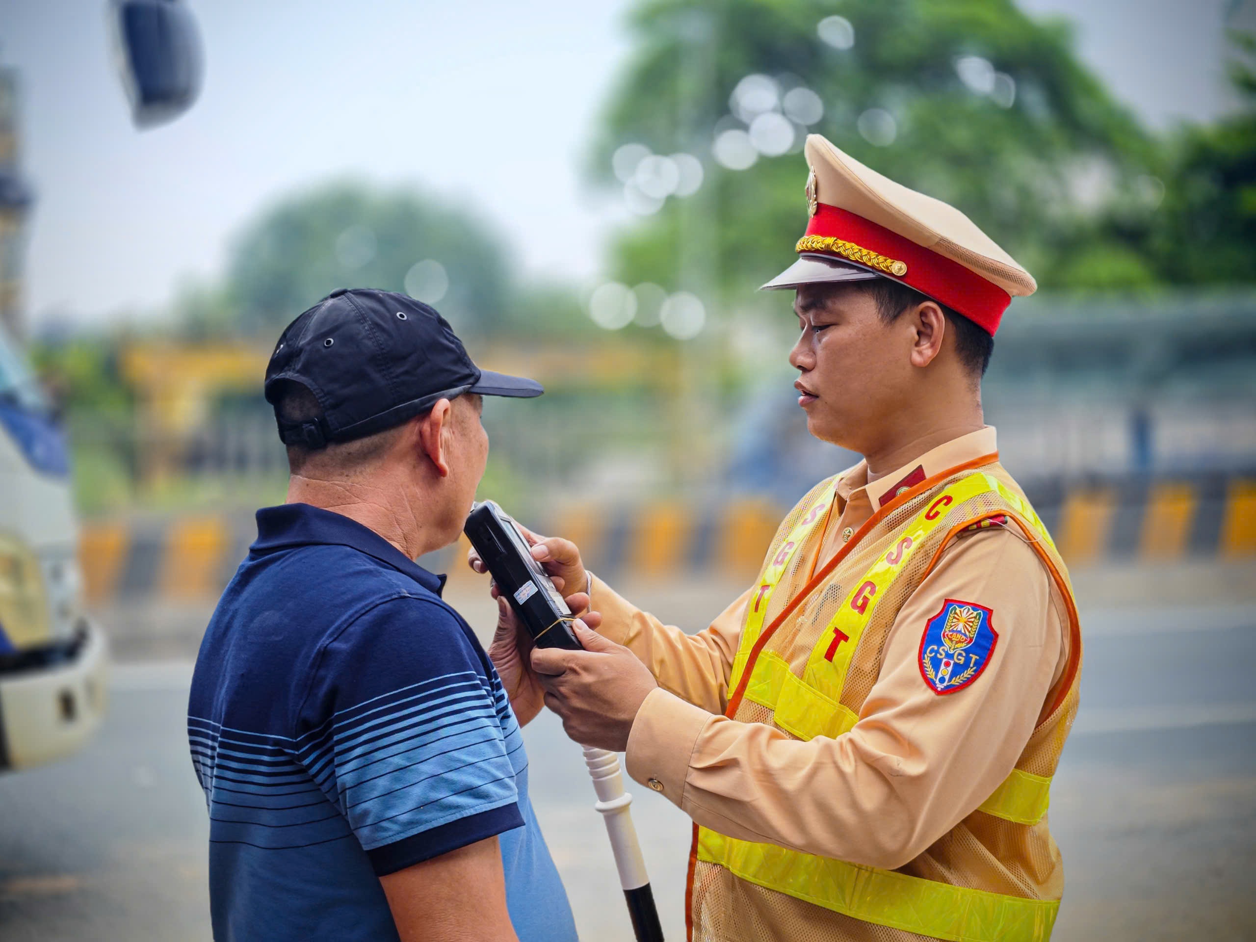 CSGT kiểm tra từng phương tiện xuất bến để bảo đảm an toàn giao thông dịp 2/9- Ảnh 6.