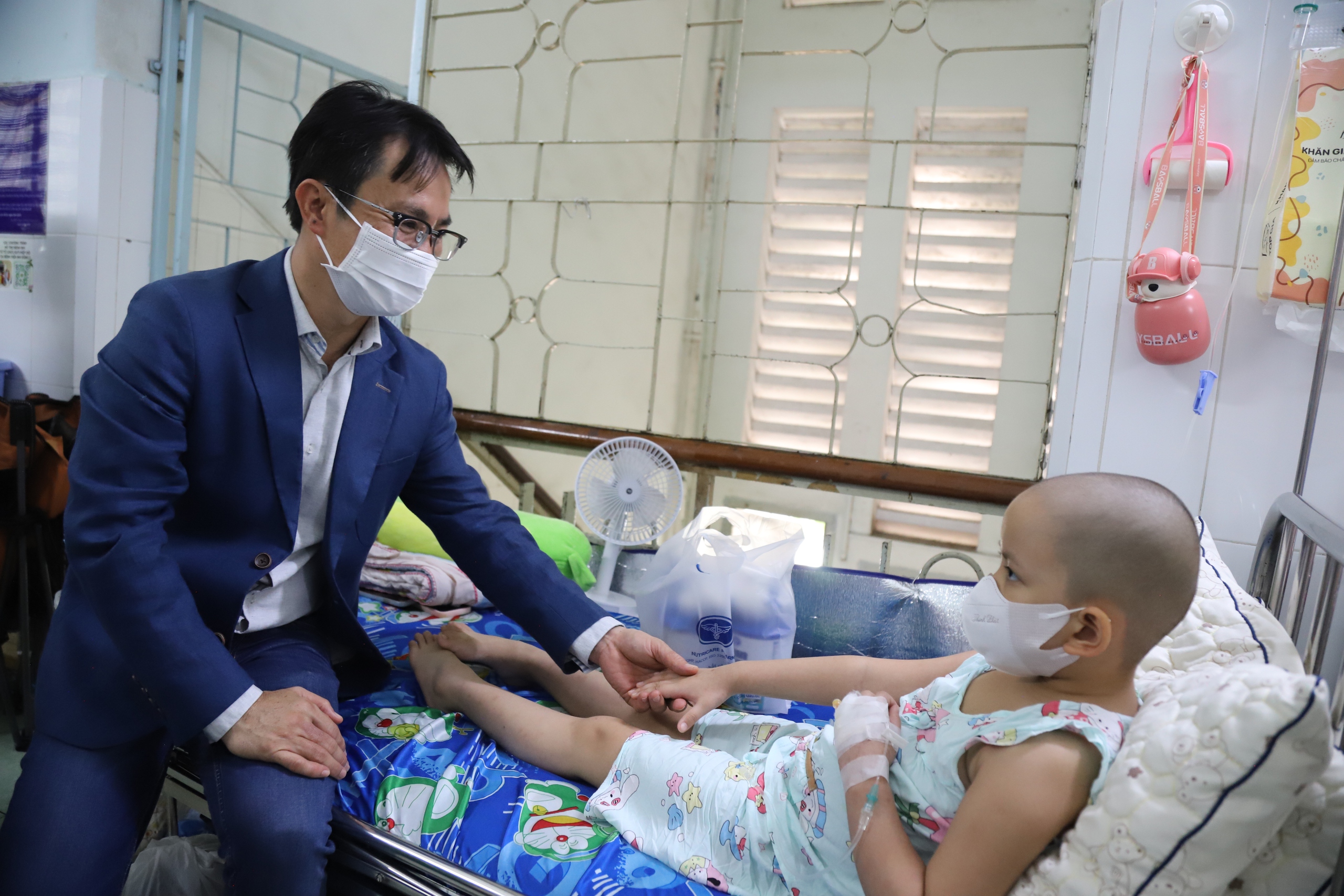 Báo Sức khỏe & Đời sống cùng Nutricare tiếp sức cho các 'chiến binh nhí' Bệnh viện Nhi đồng 2- Ảnh 3.