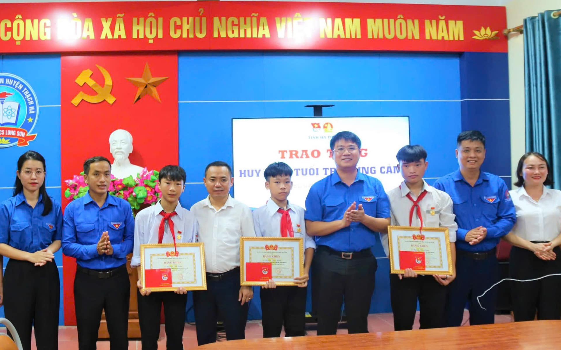 Trao huy hiệu "Tuổi trẻ dũng cảm" cho 3 học sinh cứu 2 em nhỏ đuối nước