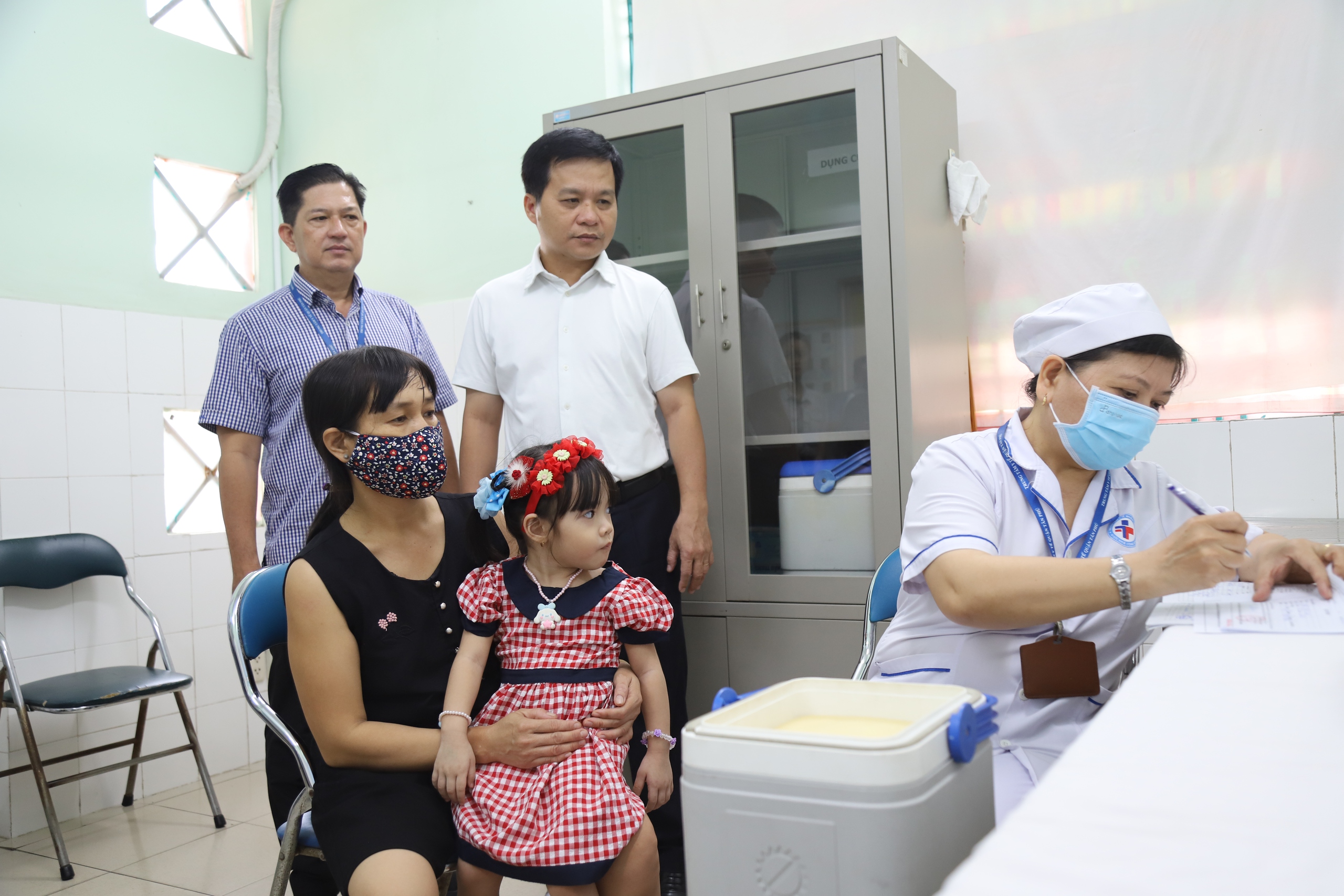 Gia Lai đẩy mạnh chiến dịch tiêm vaccine phòng sởi, ngăn chặn dịch lan rộng- Ảnh 3. Gia Lai đẩy mạnh chiến dịch tiêm vaccine phòng sởi, ngăn chặn dịch lan rộng- Ảnh 3.