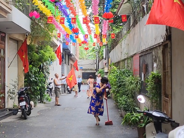 Người nước ngoài treo cờ đỏ sao vàng chào mừng ngày Quốc khánh- Ảnh 3.