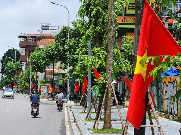 Người nước ngoài treo cờ đỏ sao vàng chào mừng ngày Quốc khánh- Ảnh 1.