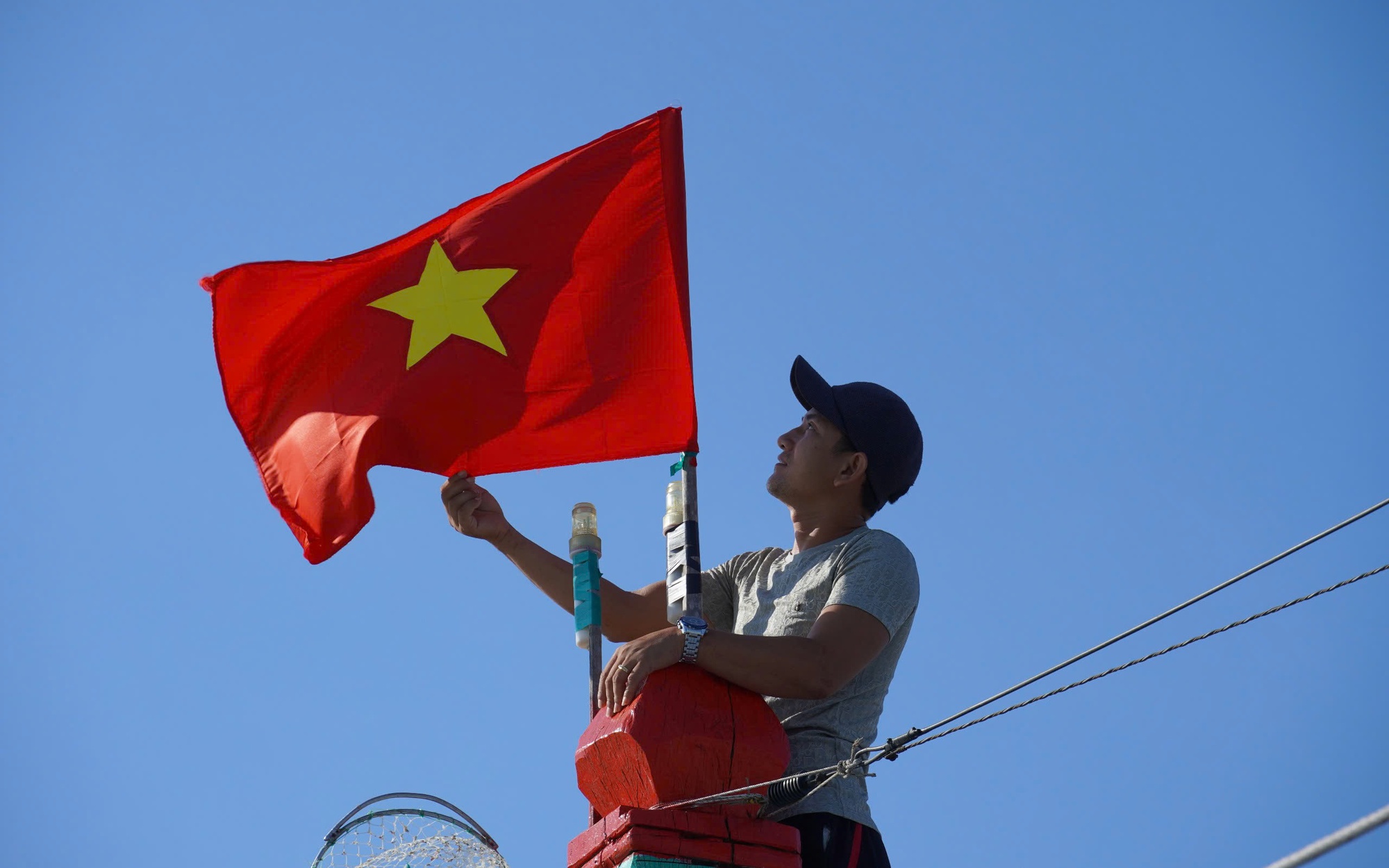 Ngư dân vươn khơi, bám biển cùng cờ Tổ quốc