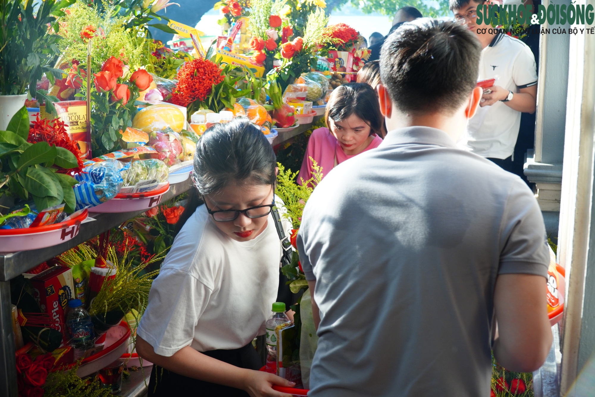 Phủ Tây Hồ đông nghịt người lễ, bái ngày đầu tháng 'cô hồn'- Ảnh 5.