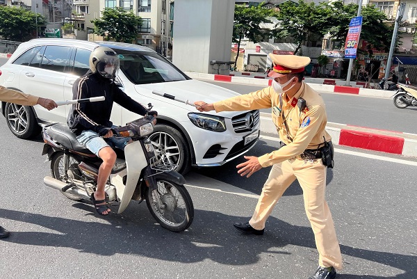 Nguyên nhân xe máy đi lên đường Vành đai 2 trên cao dù có biển cấm- Ảnh 2.