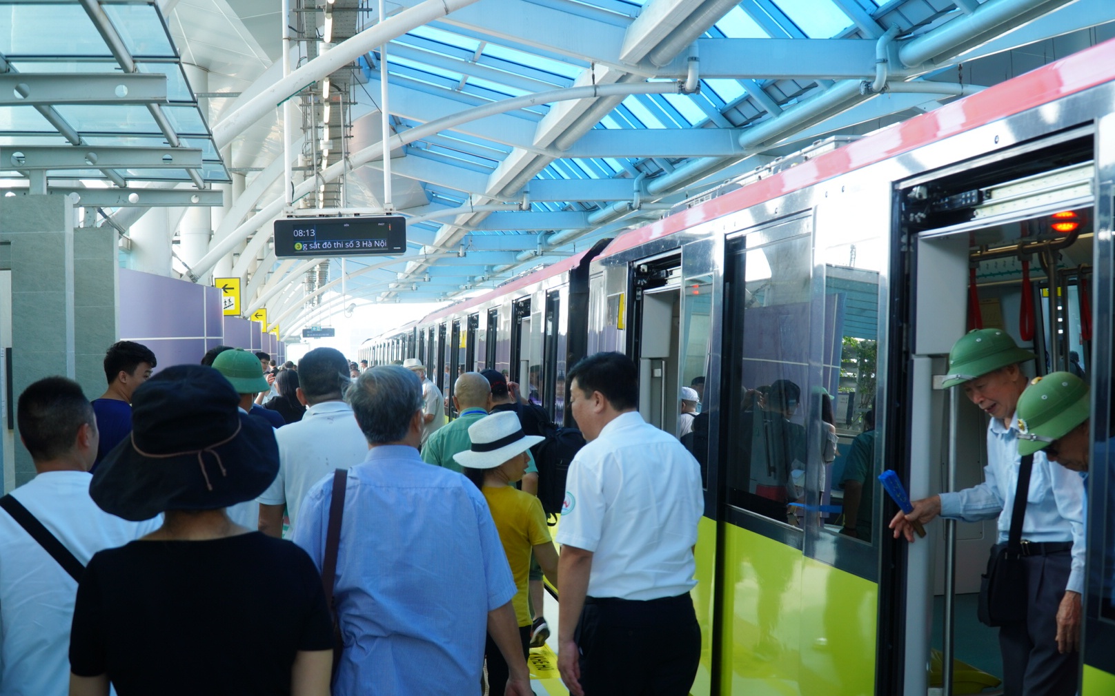 Hàng chục nghìn hành khách đi metro Nhổn - Ga Hà Nội trong ngày đầu mở cửa