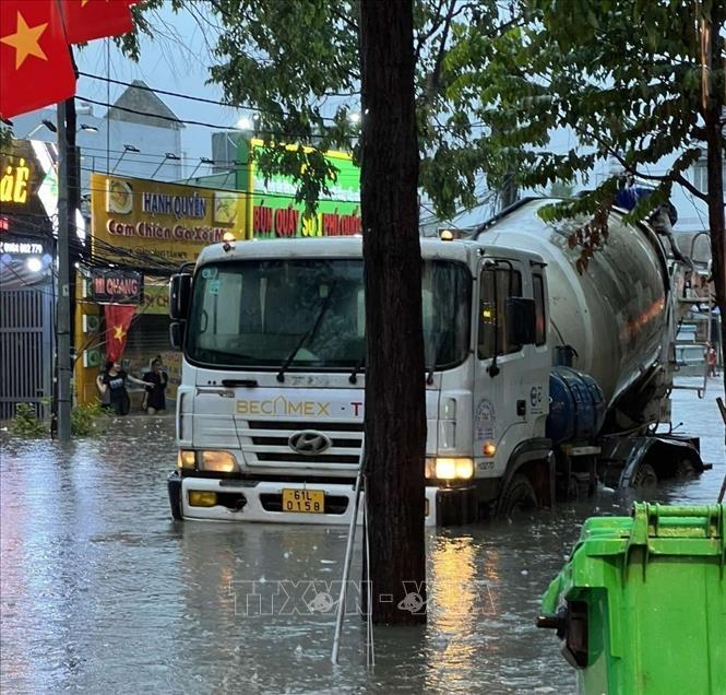 Bình Dương: Mưa lớn gây ngập, ảnh hưởng đến sinh hoạt của người dân