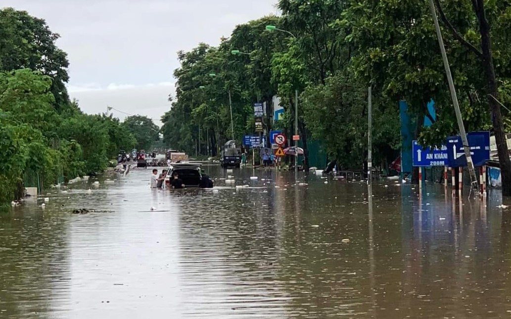 Cấm đi vào đường gom Đại lộ Thăng Long do ngập sâu