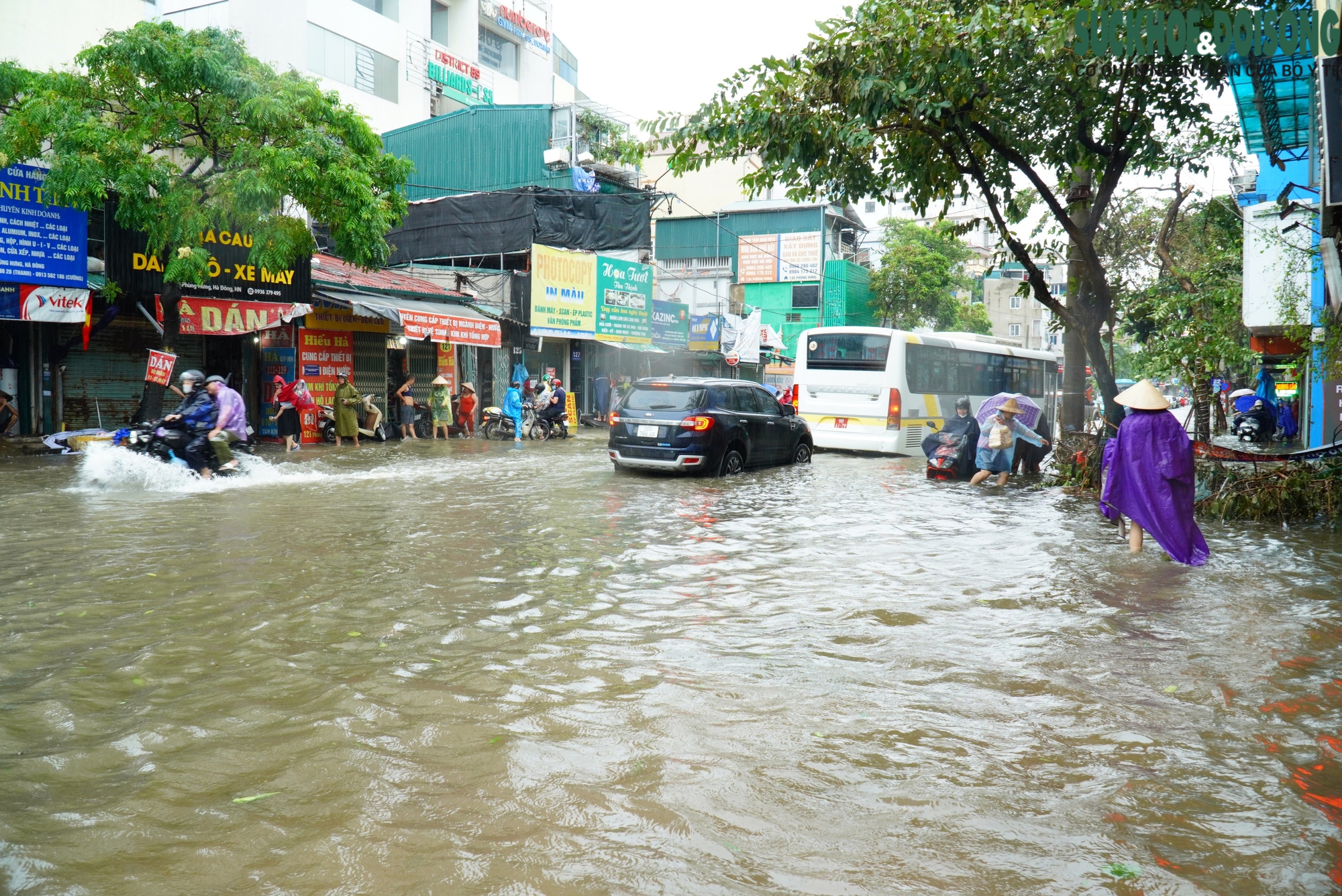 Mưa lớn sau bão số 3, nhiều tuyến đường Hà Nội ngập sâu, ùn tắc giờ cao điểm- Ảnh 1.