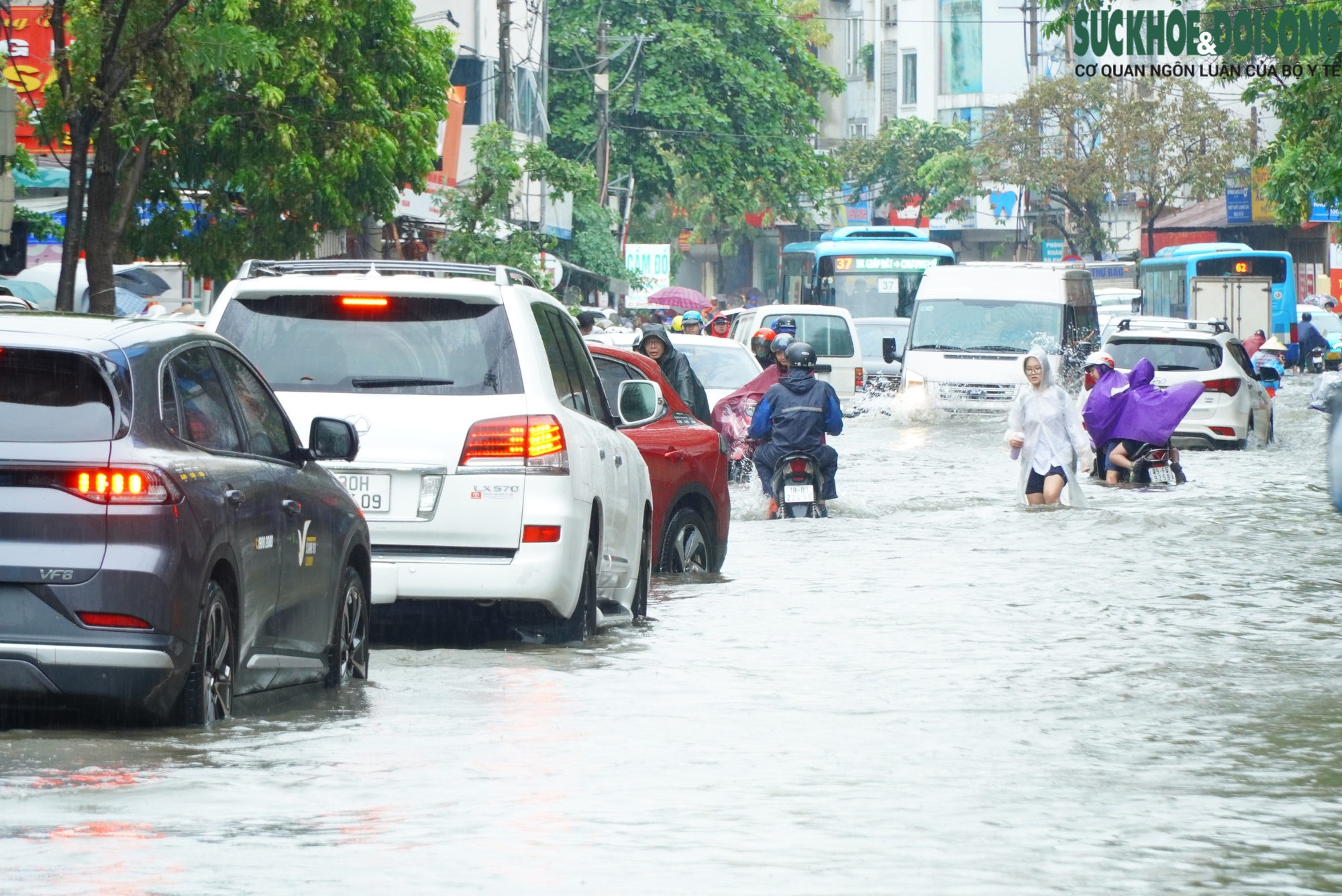 Mưa lớn sau bão số 3, nhiều tuyến đường Hà Nội ngập sâu, ùn tắc giờ cao điểm- Ảnh 2.