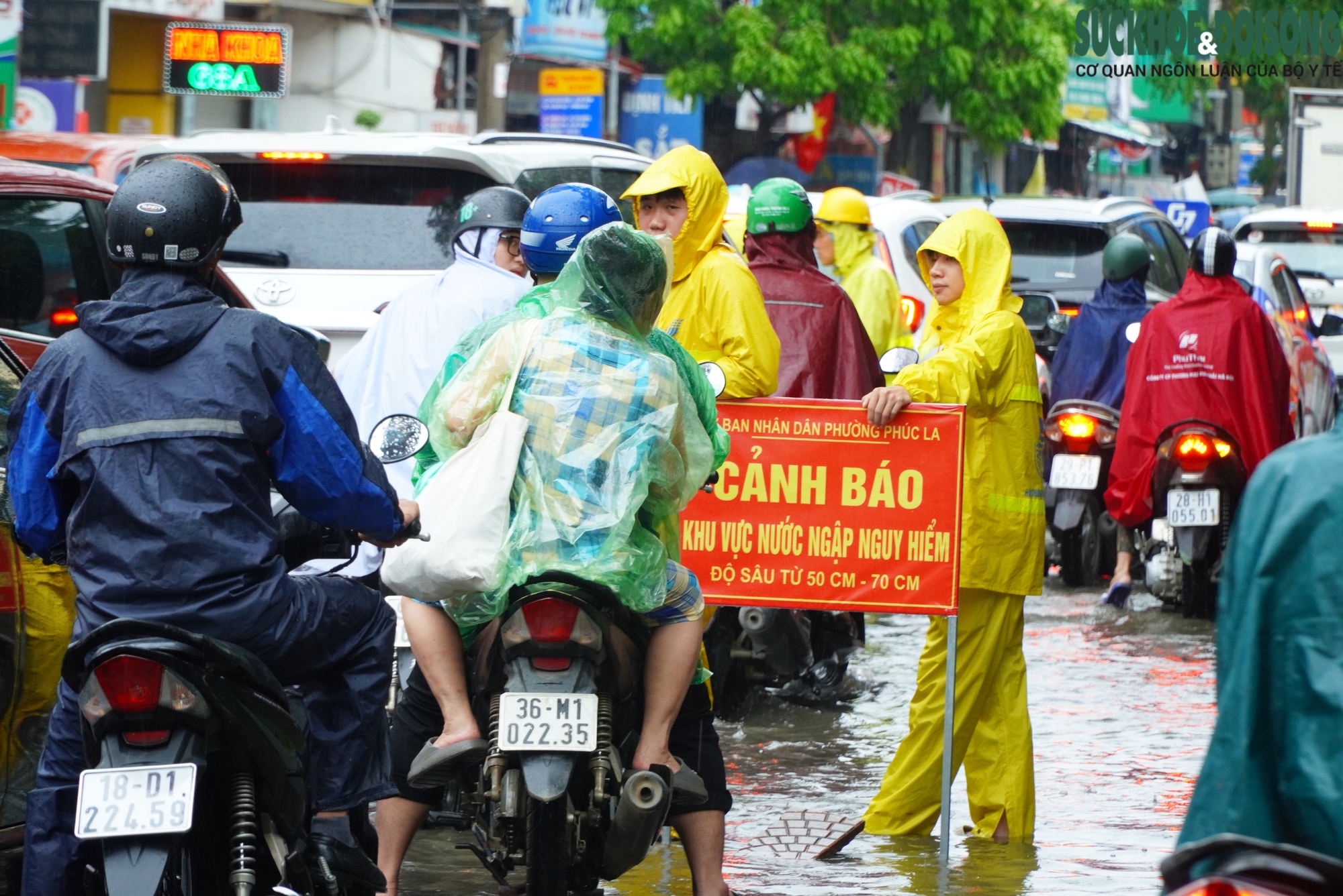 Mưa lớn sau bão số 3, nhiều tuyến đường Hà Nội ngập sâu, ùn tắc giờ cao điểm- Ảnh 3.