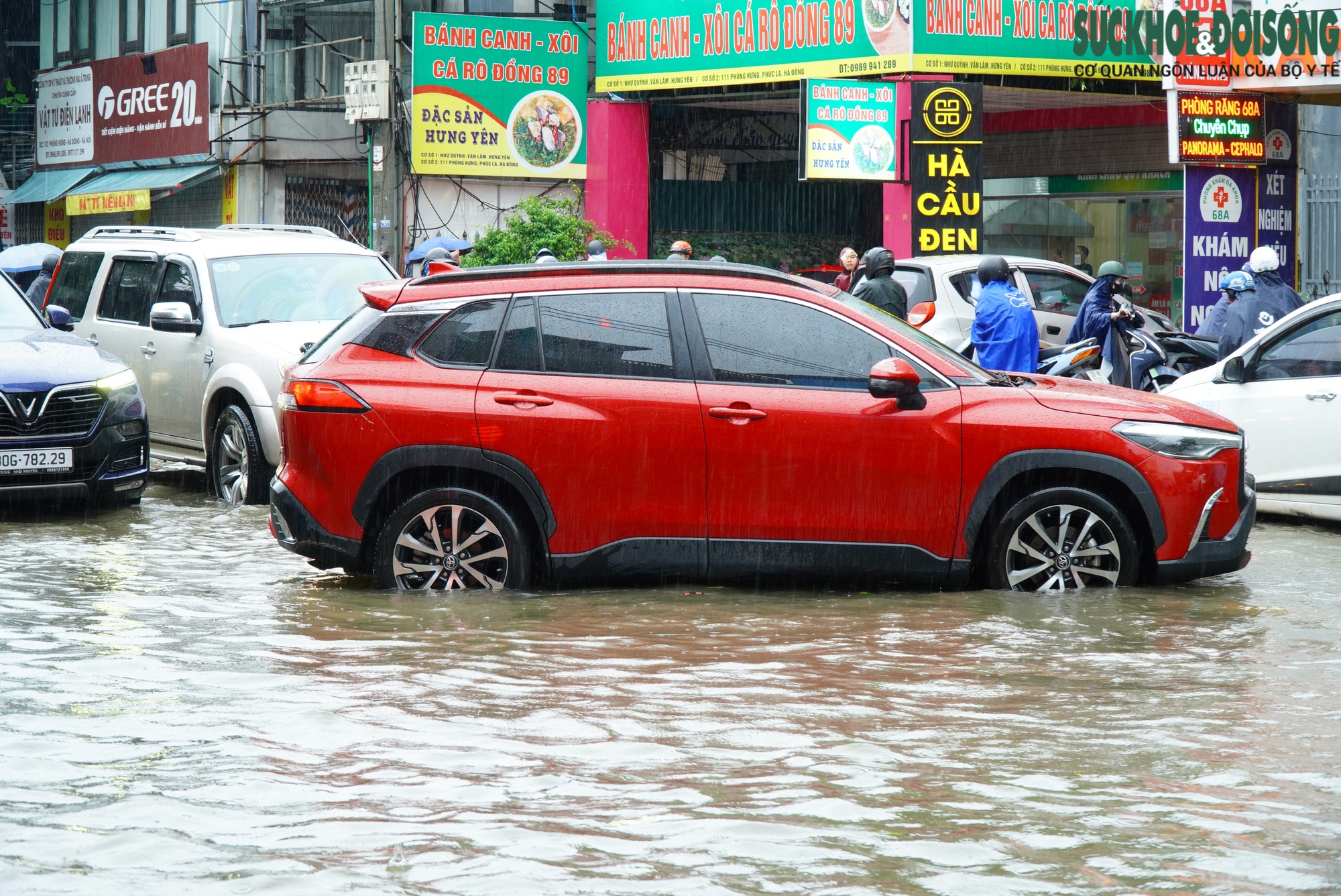 Mưa lớn sau bão số 3, nhiều tuyến đường Hà Nội ngập sâu, ùn tắc giờ cao điểm- Ảnh 8.