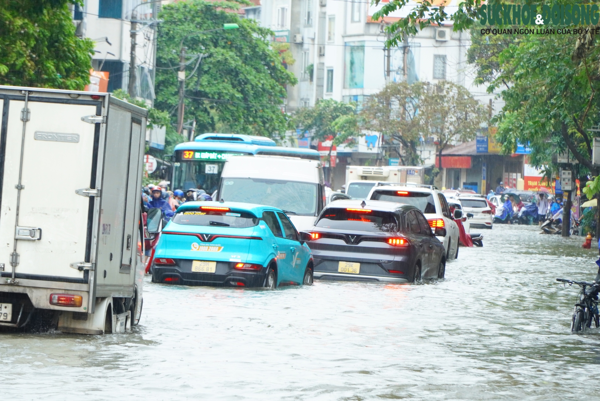 Mưa lớn sau bão số 3, nhiều tuyến đường Hà Nội ngập sâu, ùn tắc giờ cao điểm- Ảnh 9.