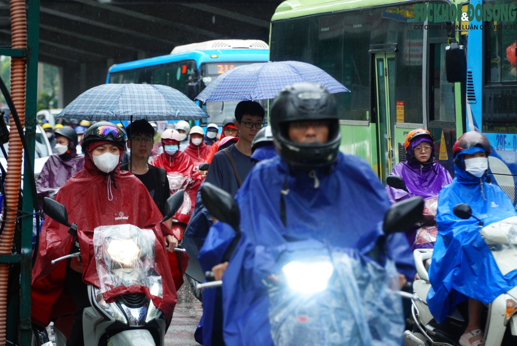 Mưa lớn sau bão số 3, nhiều tuyến đường Hà Nội ngập sâu, ùn tắc giờ cao điểm- Ảnh 14.