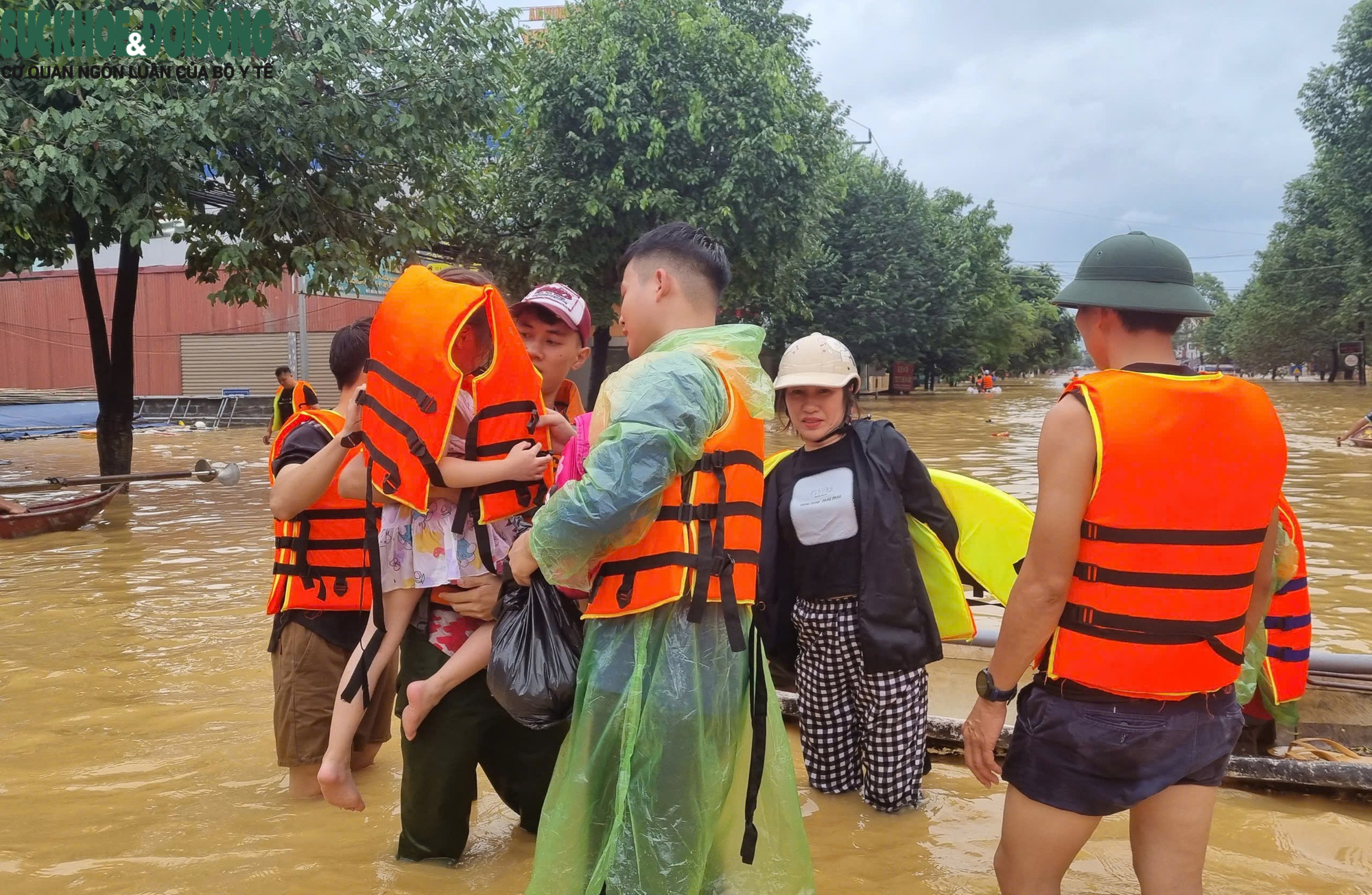 Cứu người dân khỏi tâm lũ Thái Nguyên- Ảnh 10.