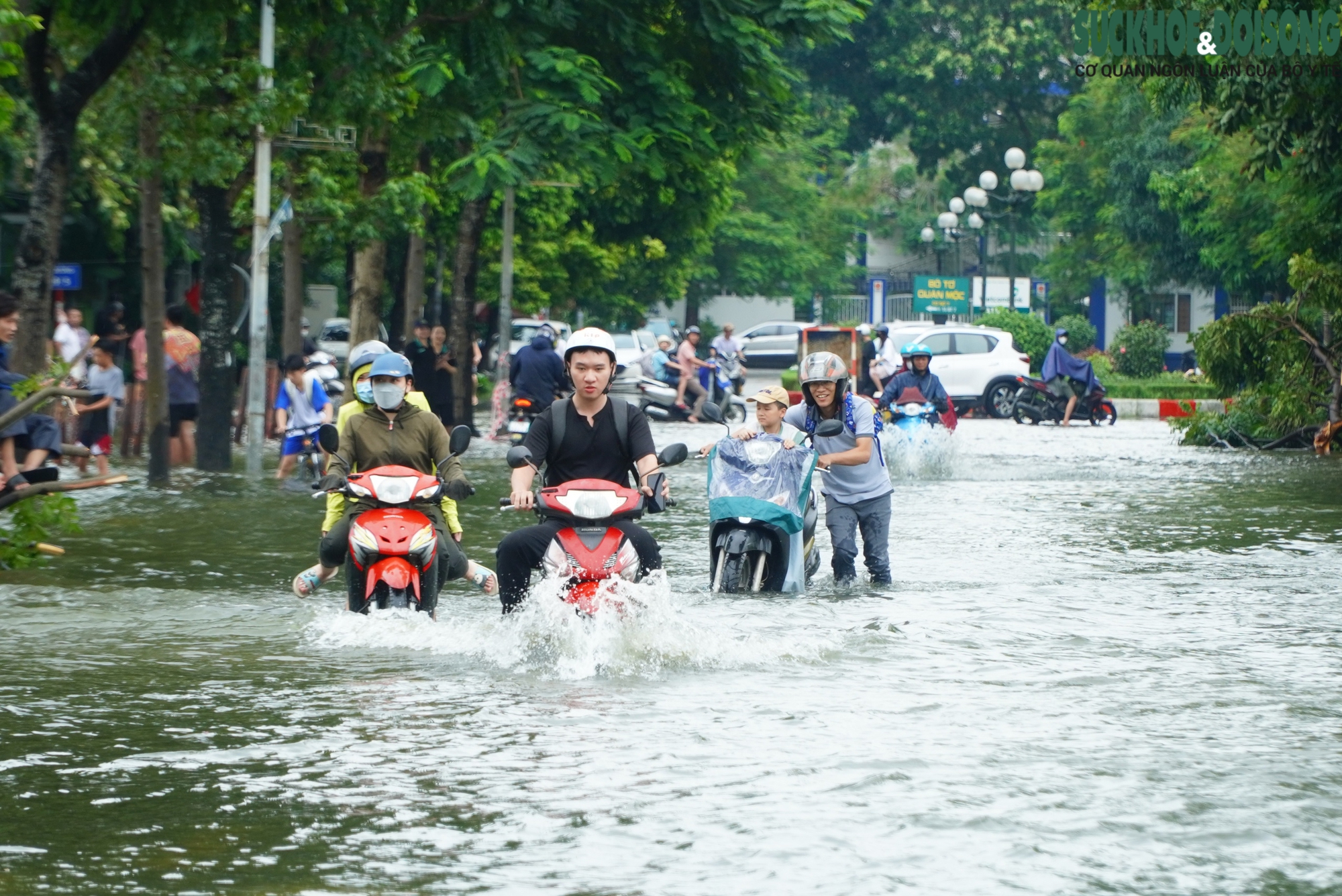 Ảnh: Hồ Văn Quán (Hà Nội) thành 'biển' nước tràn ngập các ngả đường- Ảnh 5.