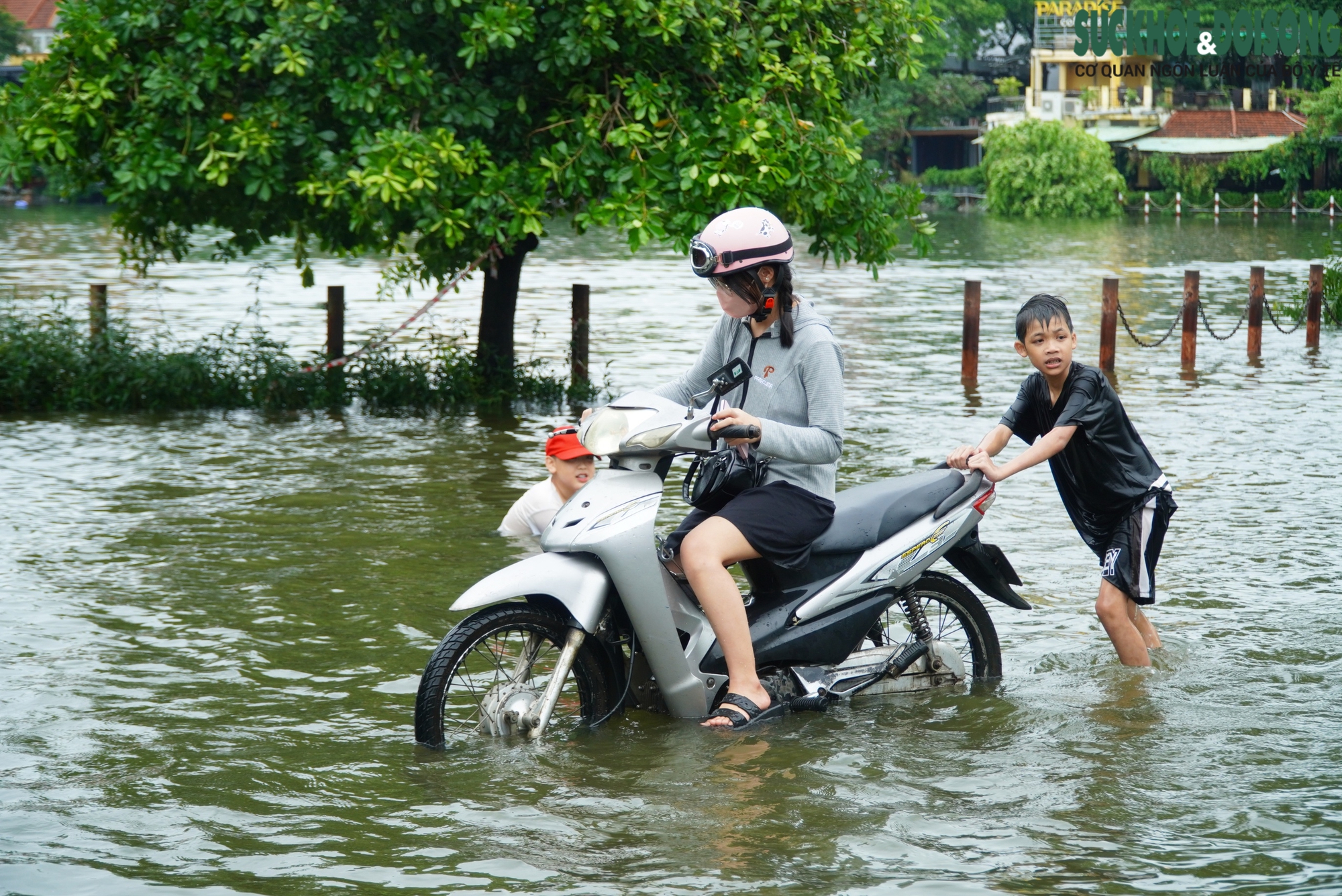 Ảnh: Hồ Văn Quán (Hà Nội) thành 'biển' nước tràn ngập các ngả đường- Ảnh 8.