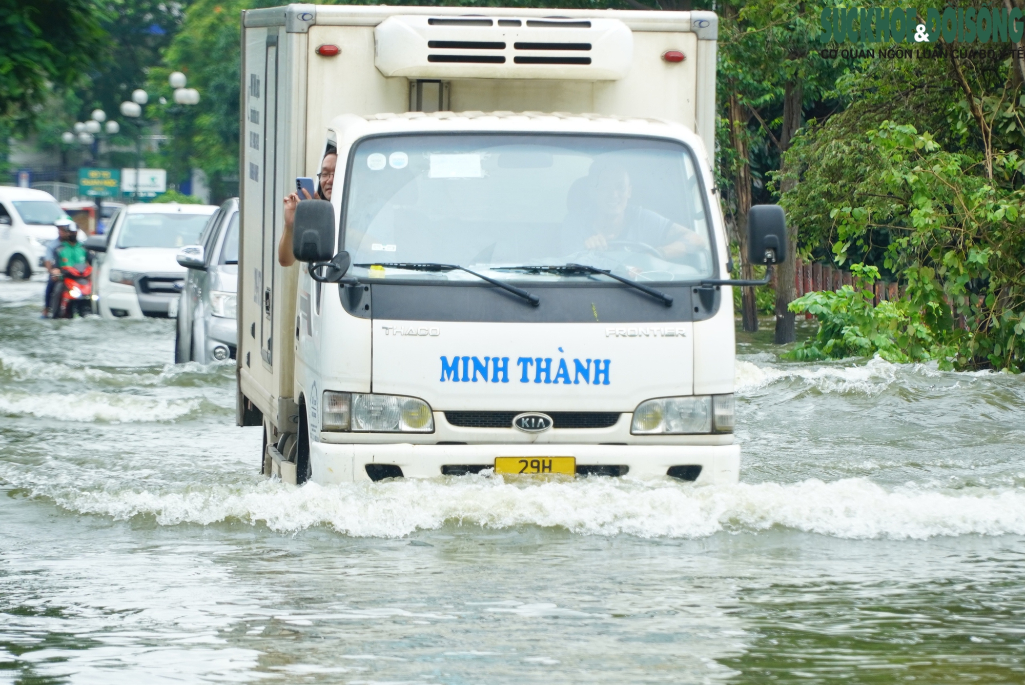 Ảnh: Hồ Văn Quán (Hà Nội) thành 'biển' nước tràn ngập các ngả đường- Ảnh 9.