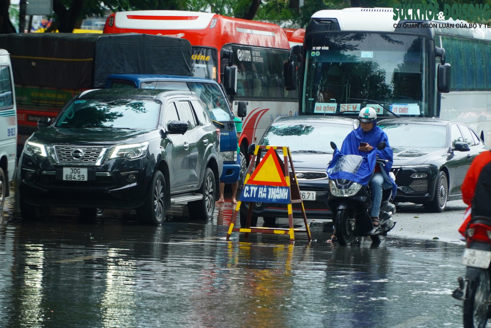 Ảnh: Hồ Văn Quán (Hà Nội) thành 'biển' nước tràn ngập các ngả đường- Ảnh 14.