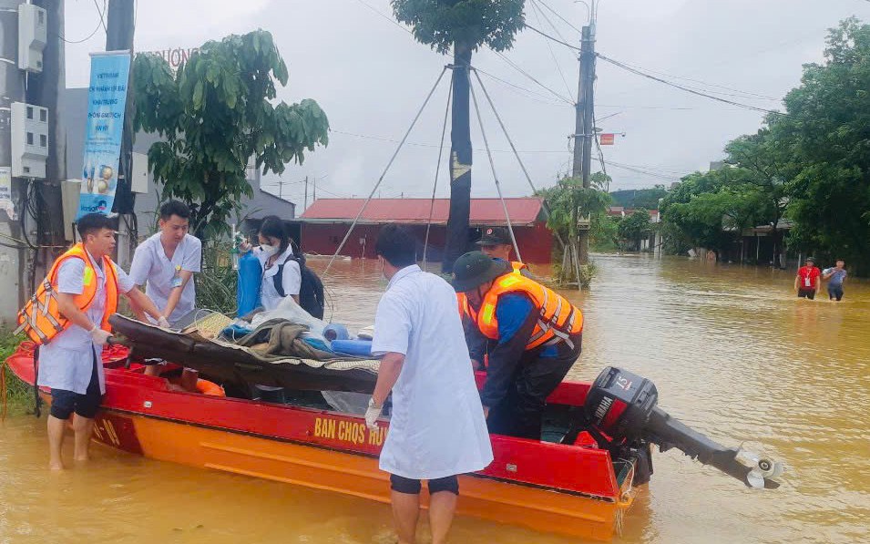 Cứu bệnh nhân ngừng tim giữa biển nước