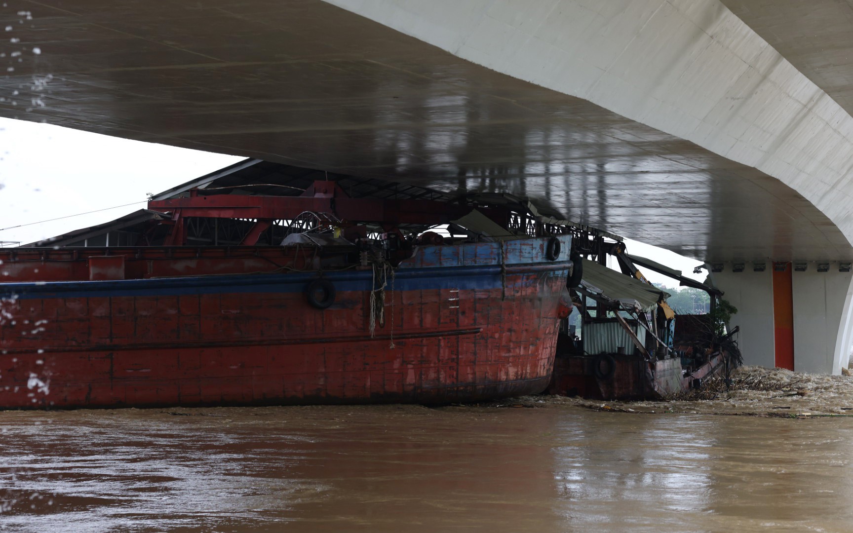 Hải Phòng: Sà lan đâm gãy nhiều cột đèn đường trên sông Tam Bạc- Ảnh 6. Hải Phòng: Sà lan đâm gãy nhiều cột đèn đường trên sông Tam Bạc- Ảnh 6.