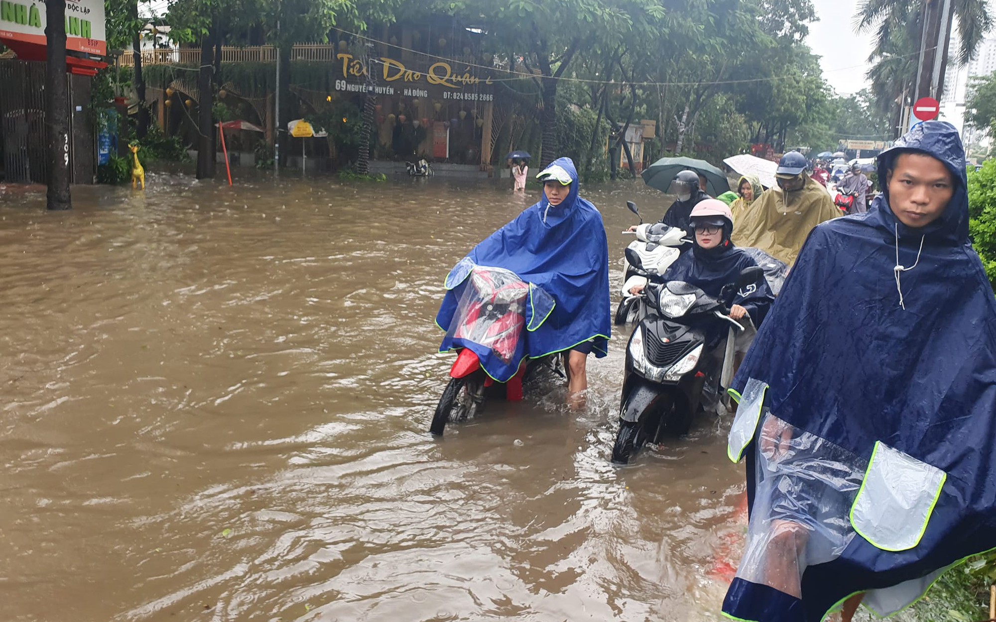 Miền Bắc tiếp tục hứng mưa lớn, ngập úng diện rộng vẫn tiếp diễn