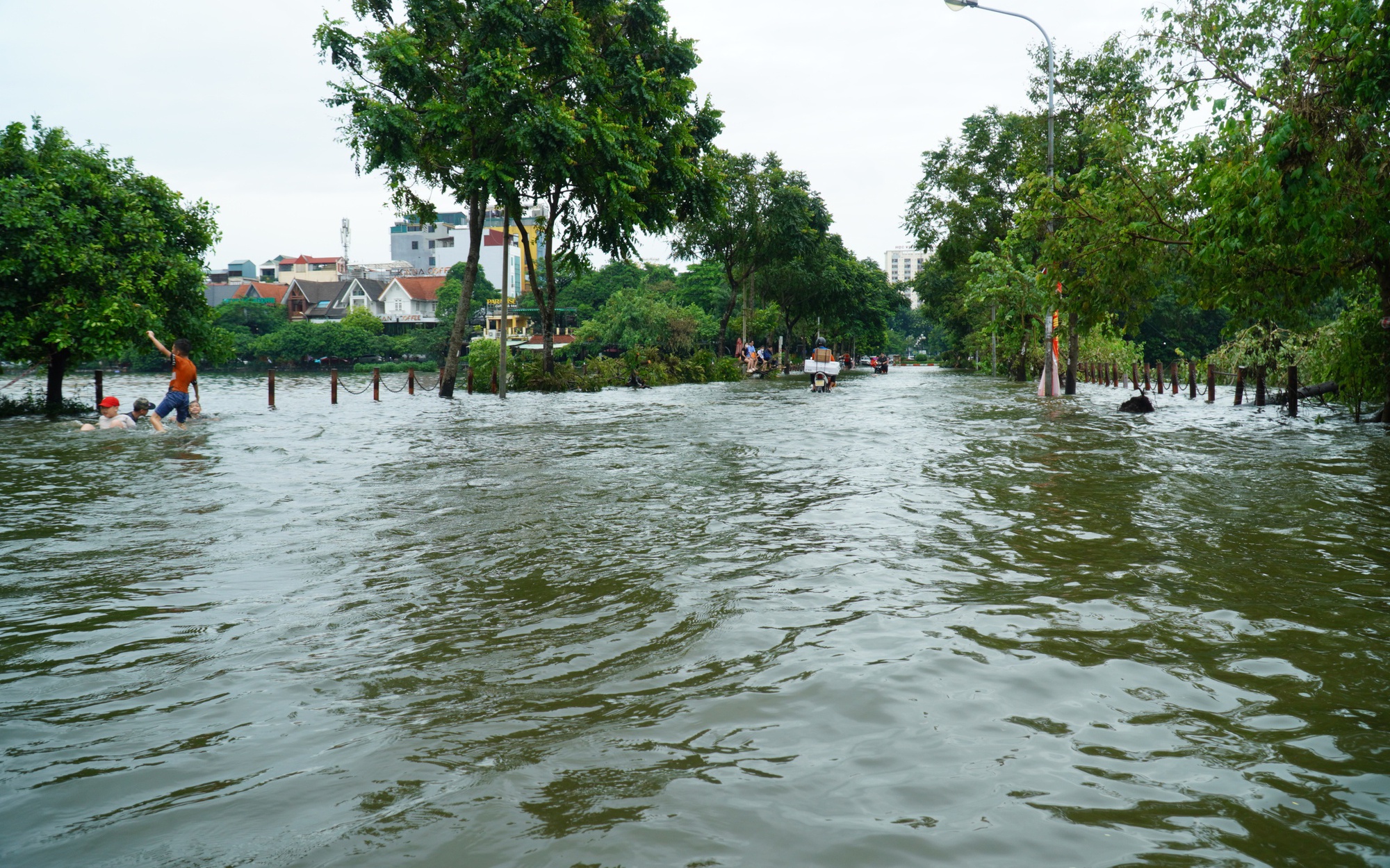 Ảnh: Hồ Văn Quán (Hà Nội) thành "biển" nước tràn ngập các ngả đường