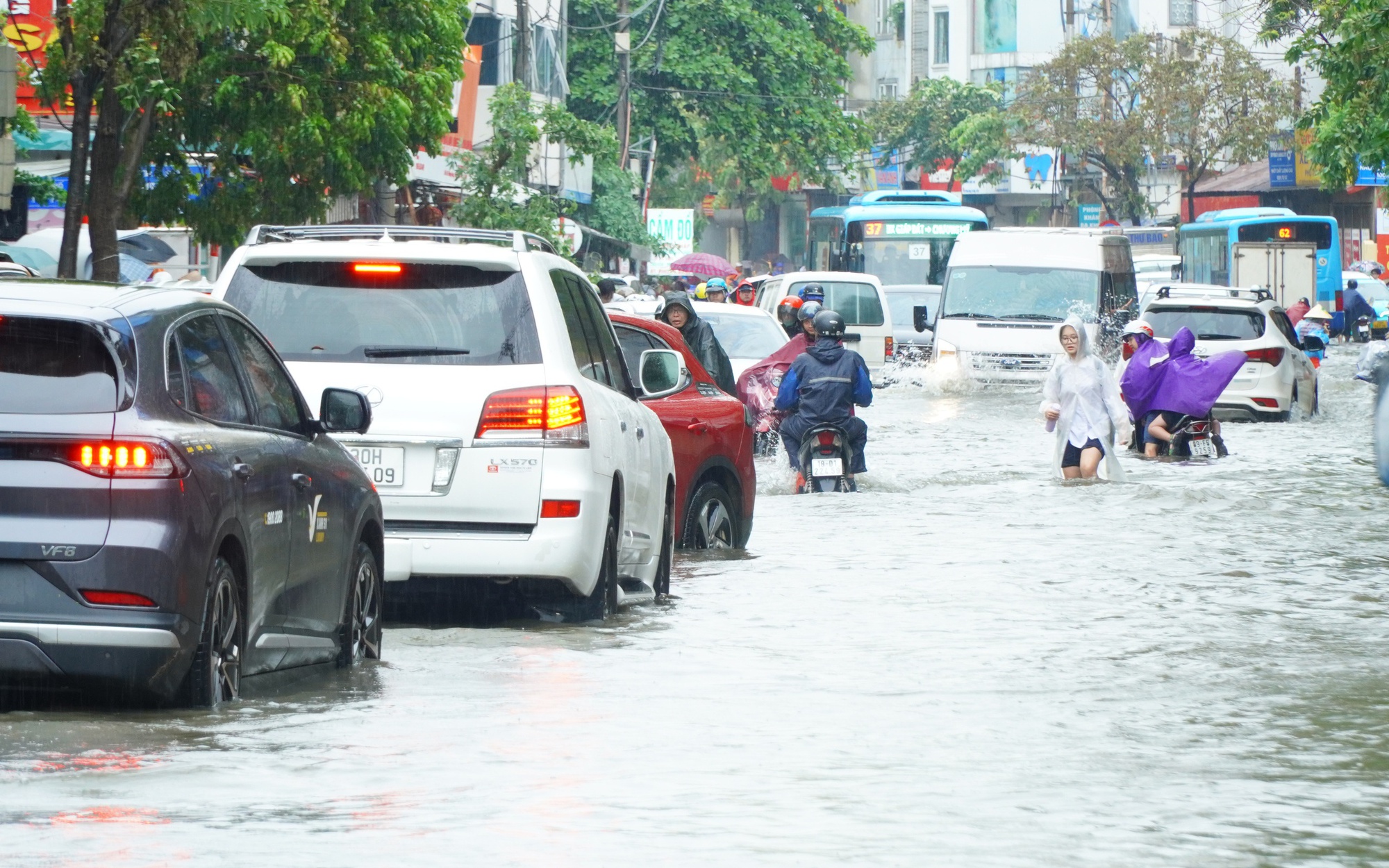 Mưa lớn sau bão số 3, nhiều tuyến đường Hà Nội ngập sâu, ùn tắc giờ cao điểm