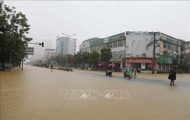 Thái Nguyên: Nước lũ vẫn ở mức cao, nhiều tuyến phố ngập sâu trong nước- Ảnh 2.