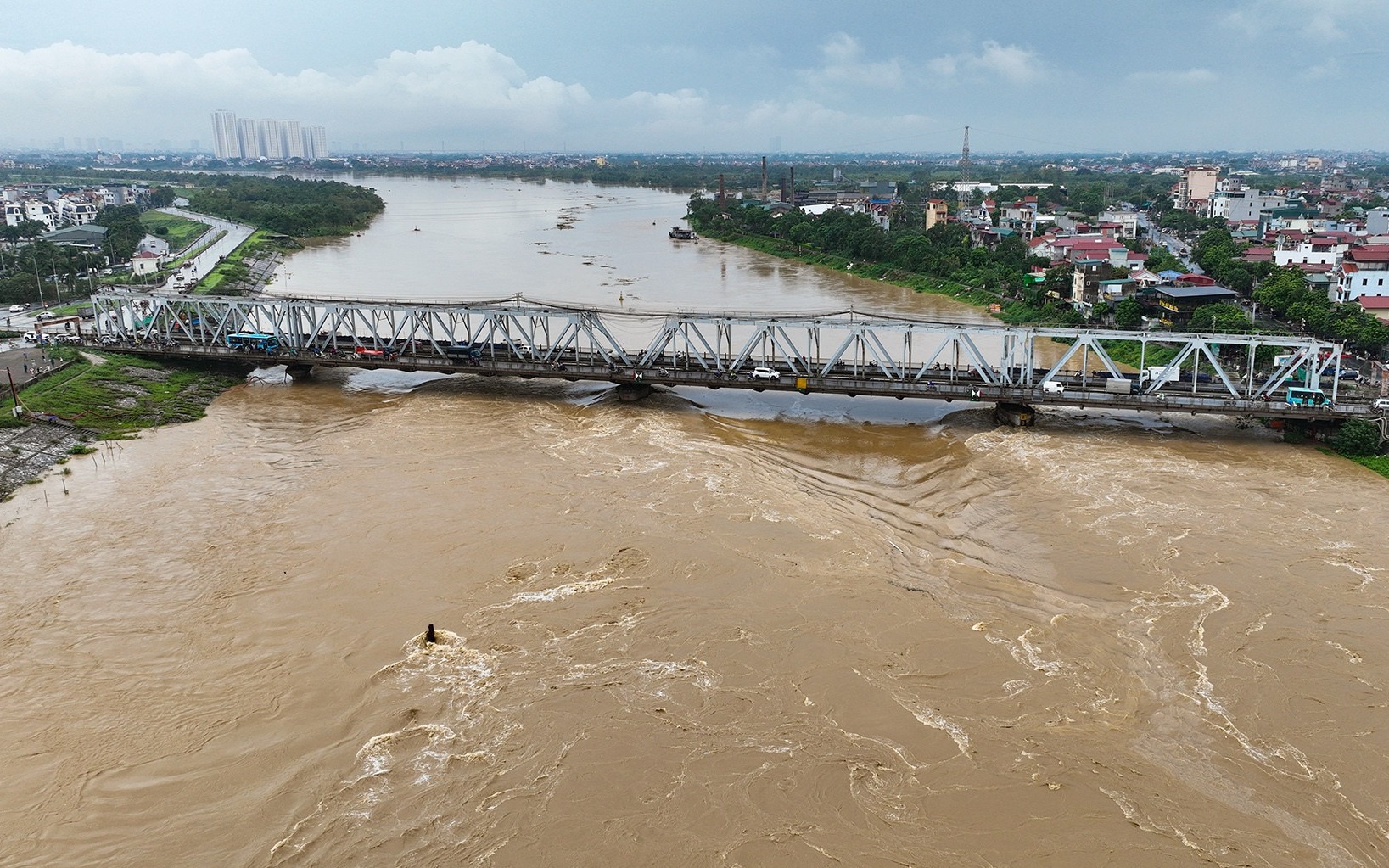 [LIVE] Lũ trên sông Hồng ở Hà Nội vượt báo động 2, cảnh sát tuần tra xuyên đêm cứu hộ, cứu nạn