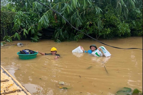 Đưa người dân kẹt tại bãi giữa sông Hồng đến khu vực an toàn- Ảnh 4.