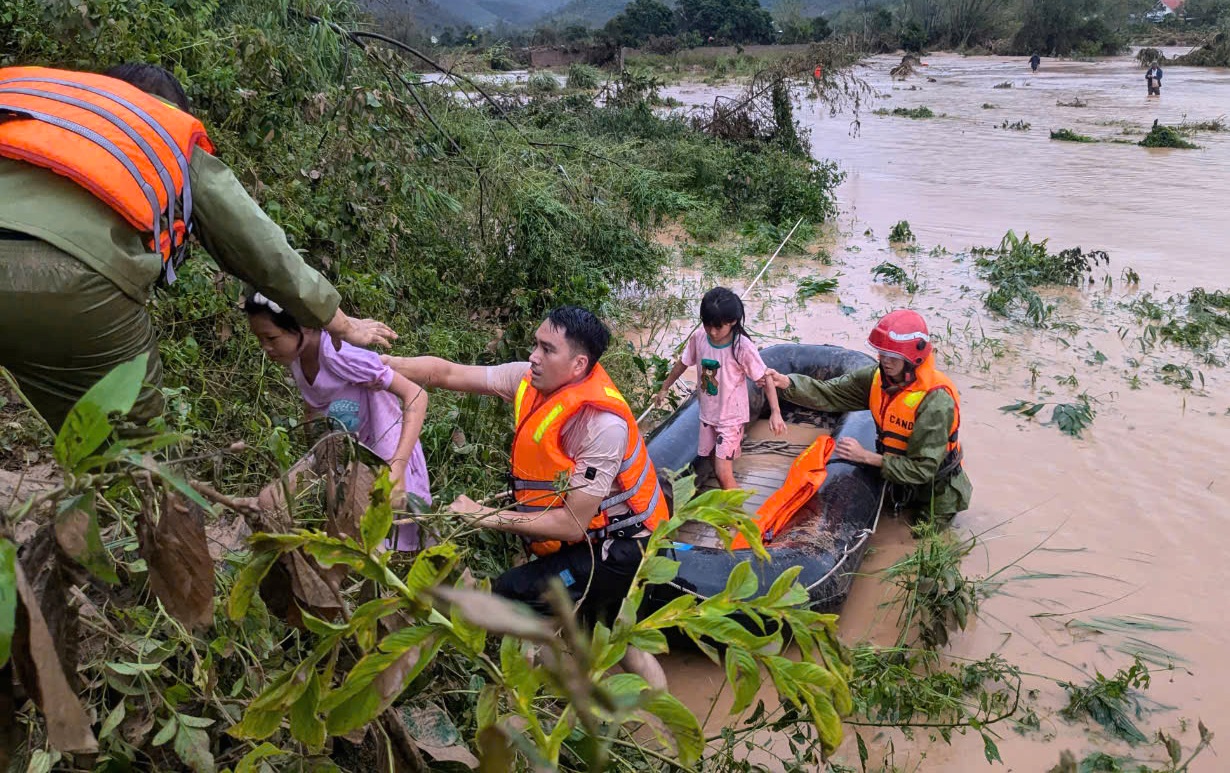 Chạy đua với bão lũ, đưa hàng trăm người dân vùng ngập nước, nguy cơ sạt lở đến nơi an toàn- Ảnh 2.