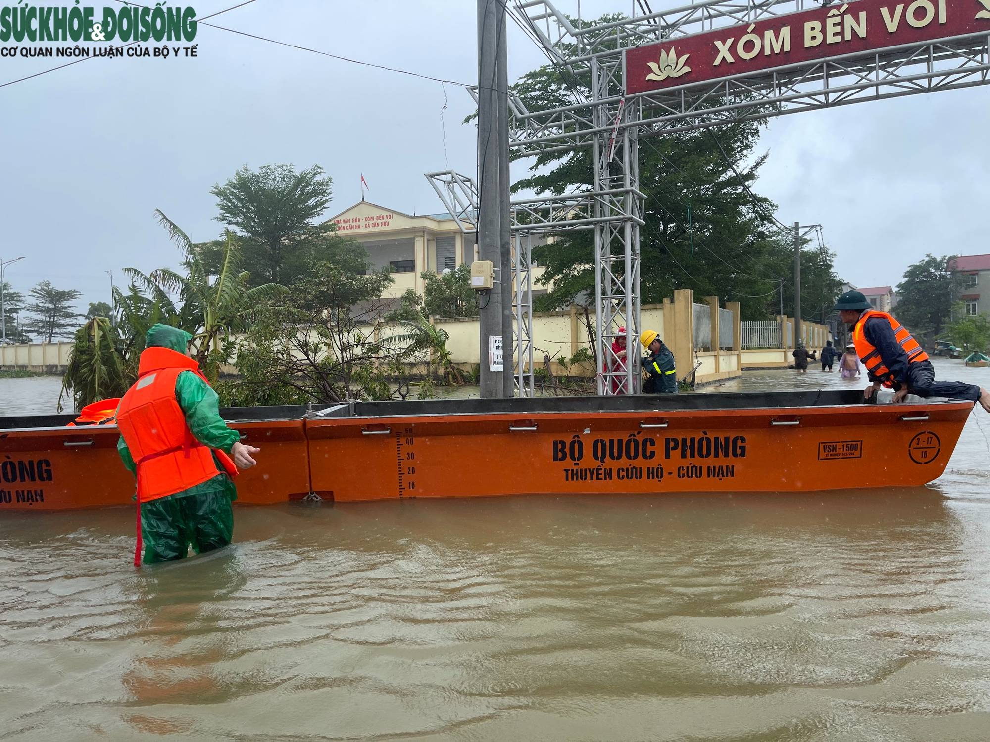 Giữa biển nước, người dân Hà Nội vượt khó- Ảnh 1.