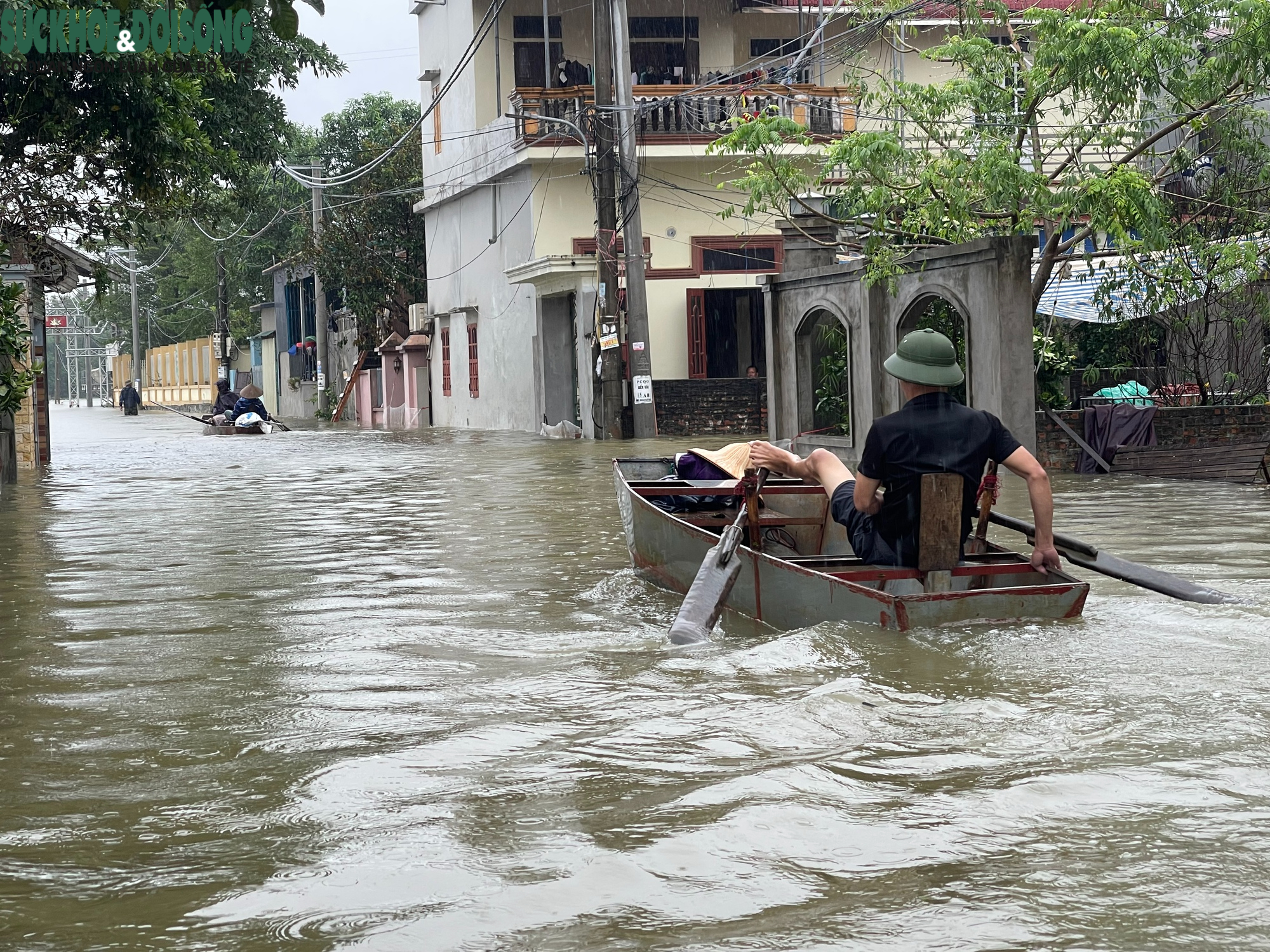 Giữa biển nước, người dân Hà Nội vượt khó- Ảnh 2.