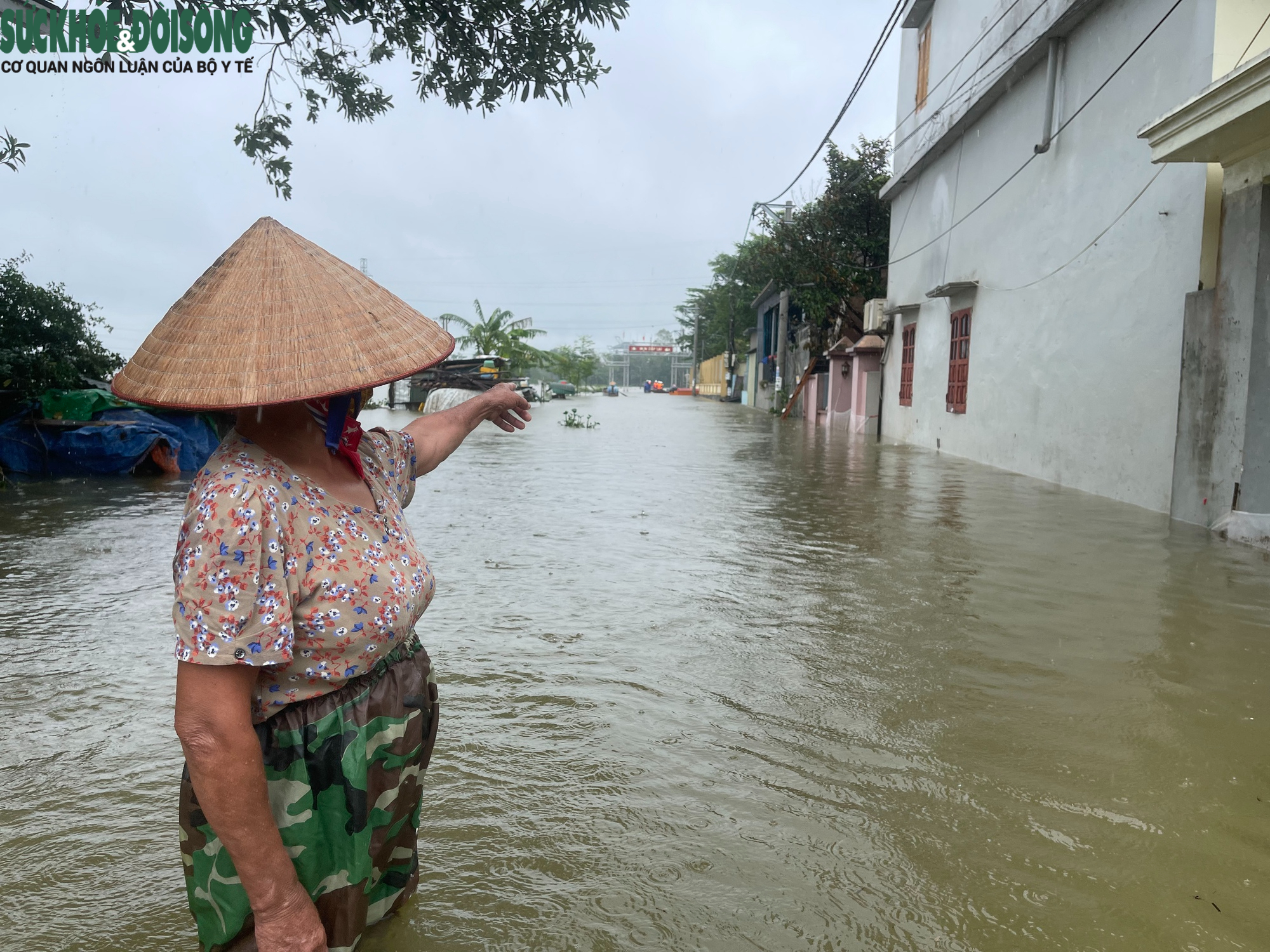 Giữa biển nước, người dân Hà Nội vượt khó- Ảnh 3.