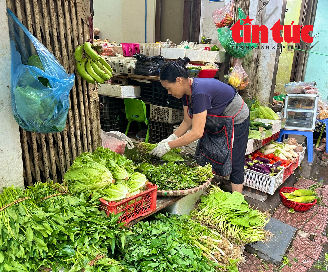 Giá rau củ, gạo tại các 'chợ cóc' ở Hà Nội tăng ‘phi mã’ trong sáng 11/9- Ảnh 5.