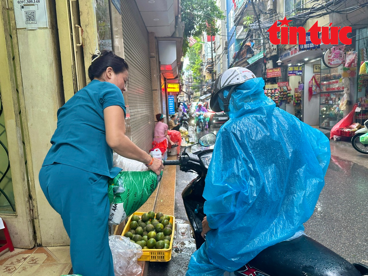 Giá rau củ, gạo tại các 'chợ cóc' ở Hà Nội tăng ‘phi mã’ trong sáng 11/9- Ảnh 4.