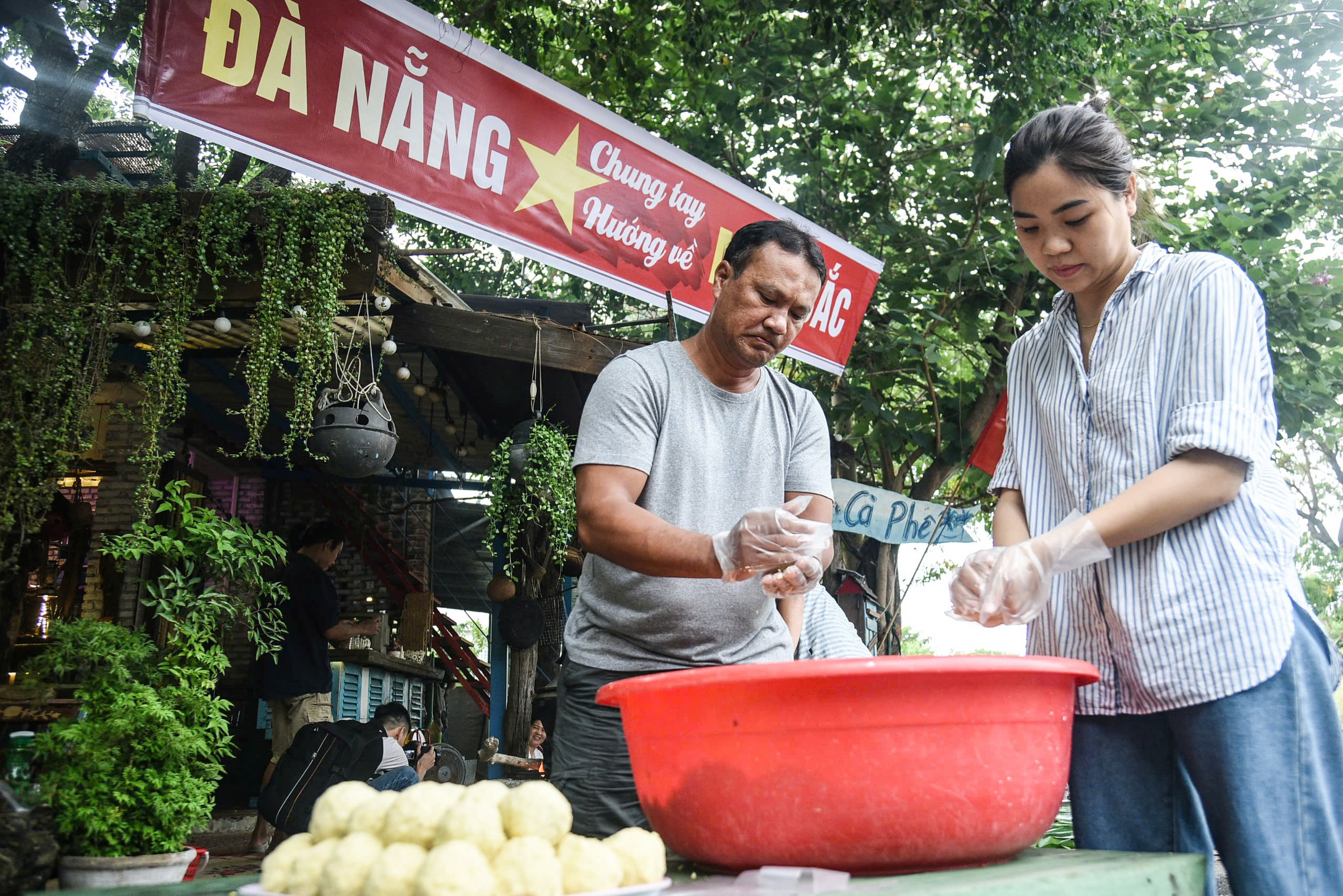 Ấm áp tình người, người dân Đà Nẵng gói 1.000 chiếc bánh chưng ủng hộ bà con vùng lũ- Ảnh 2.