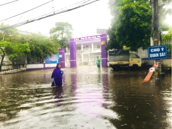 Học sinh và sinh viên nhiều nơi tiếp tục nghỉ học do mưa lũ- Ảnh 1.