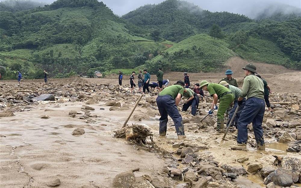 Hàng trăm chiến sĩ tìm kiếm 73 người còn mất tích trong vụ lũ quét kinh hoàng tại Lào Cai