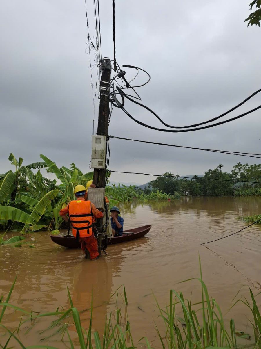 Hồ thuỷ điện Thác Bà bảo đảm an toàn, lưu lượng nước về nhiều hồ đã giảm- Ảnh 2.