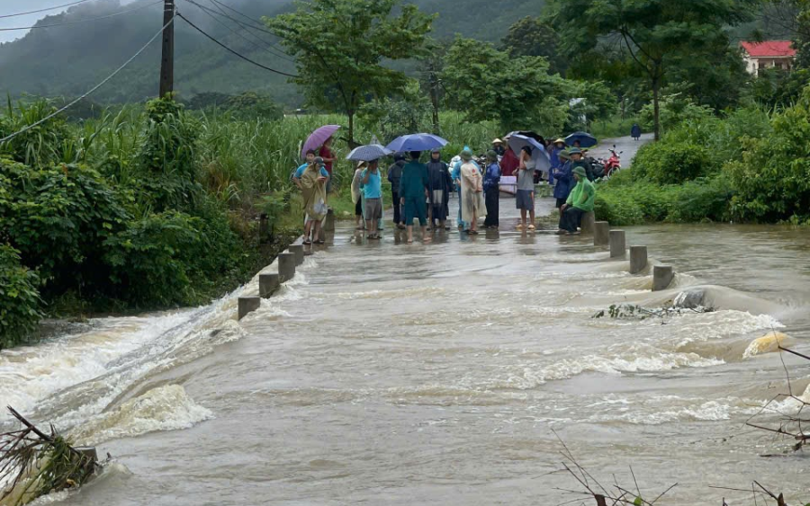 Đi qua đập tràn, nữ công nhân bị nước lũ cuốn trôi