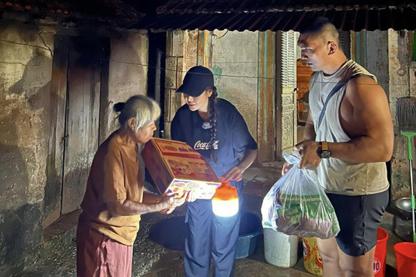 Hồng Đăng, Kiều Anh và nhiều nghệ sĩ trực tiếp cứu trợ bà con vùng rốn lũ miền Bắc- Ảnh 9.